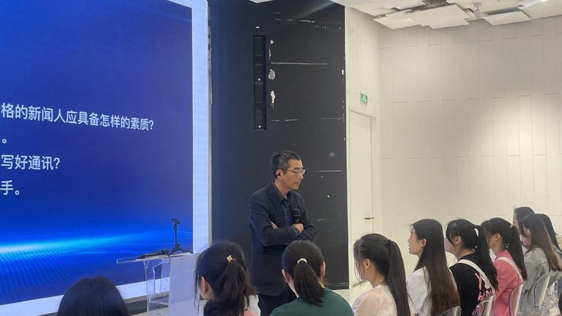 在挑选短视频拍摄厂家时，应关注以下方面：